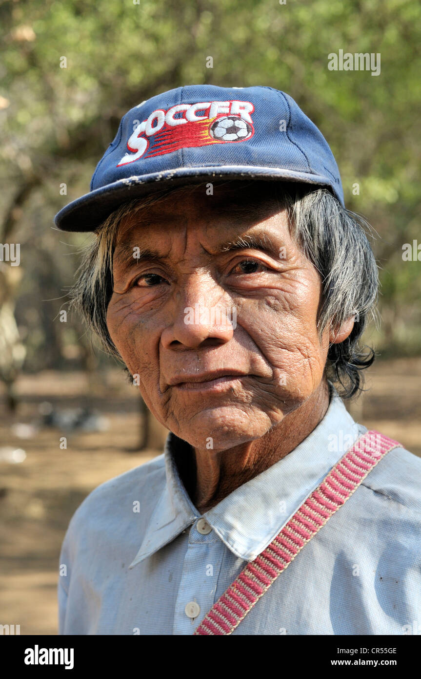 Porträt eines indigenen Menschen aus dem Wichi-Indianer Stamm, San José, Gran Chaco, Salta, Argentinien, Südamerika Stockfoto