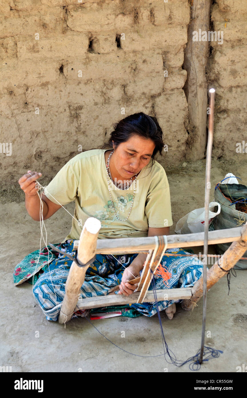 Indigene Frau weben einen Gürtel aus den Fasern des Chaguar Bromelie (Bromelie Hieronymi), Comunidad Santa Maria Stockfoto