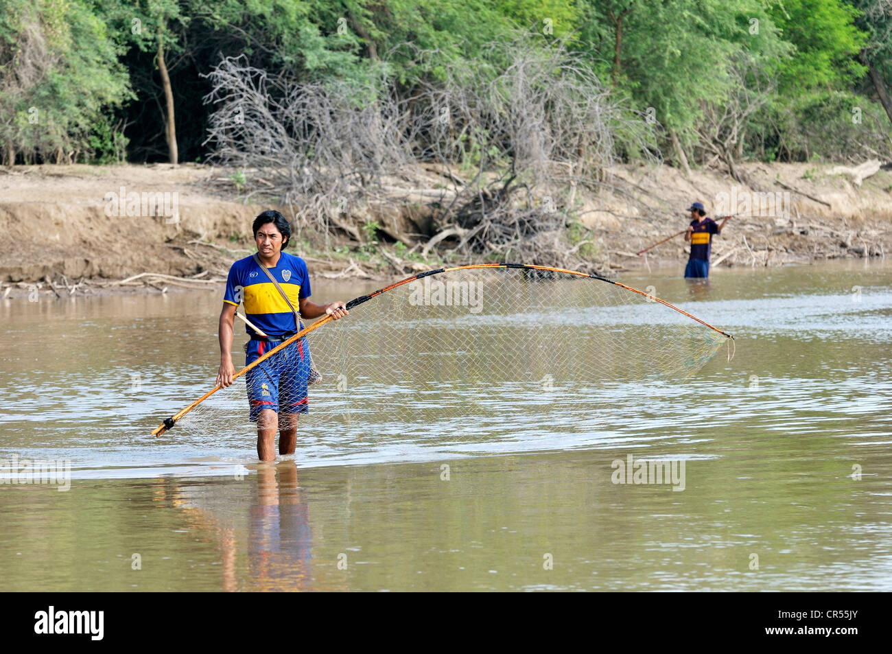Junger Mann aus dem indigenen Wichi-Indianer-Stamm mit einem traditionellen Netz im Fluss Pilcomayo Angeln Stockfoto