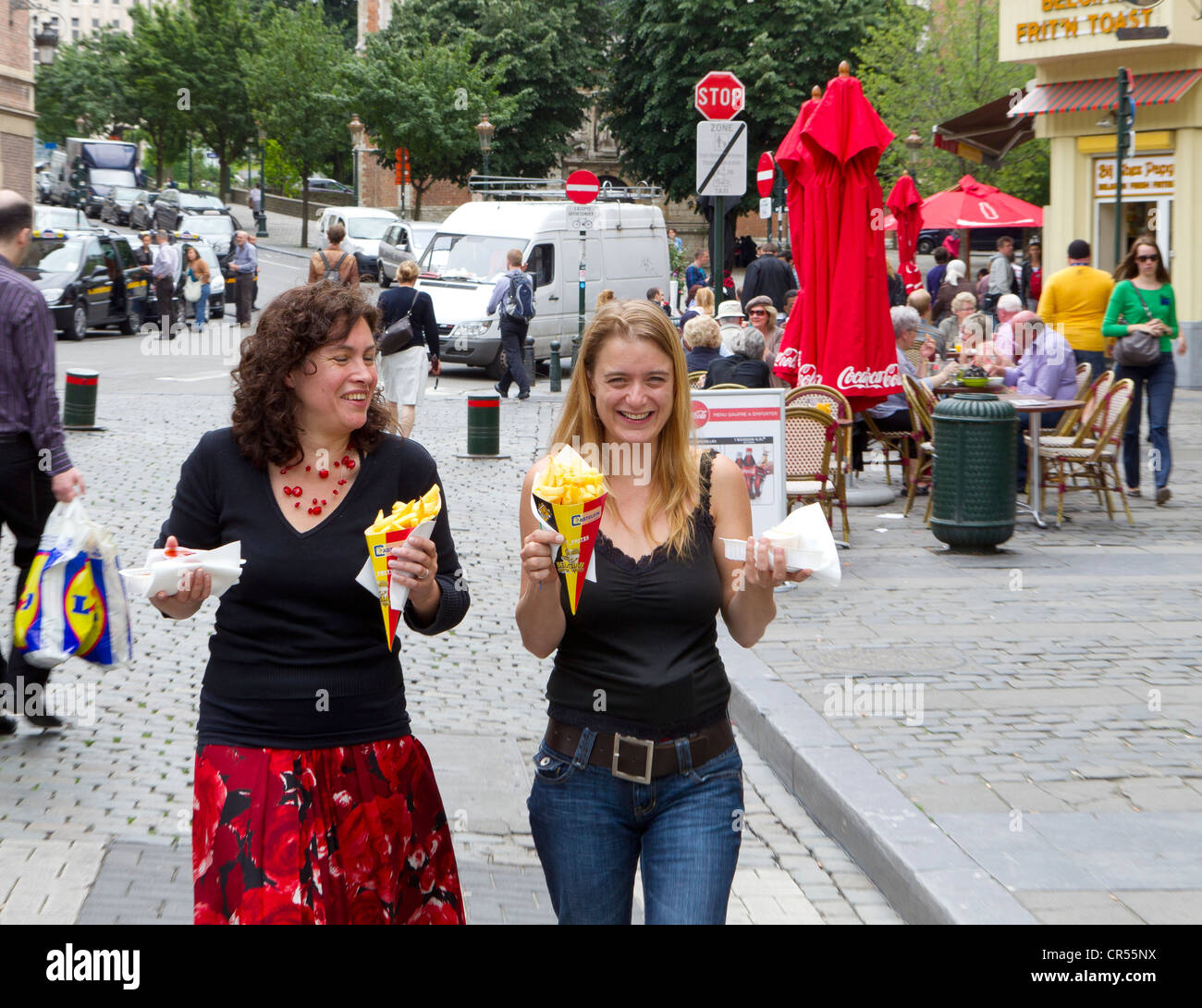 Chips Pommes frites Belgien Pommes Frites Bruxelles Frau Frauen Mädchen Mädchen weibliche Frauen Straße Snack Essen glücklich Lächeln Lächeln 2 zwei yo Stockfoto