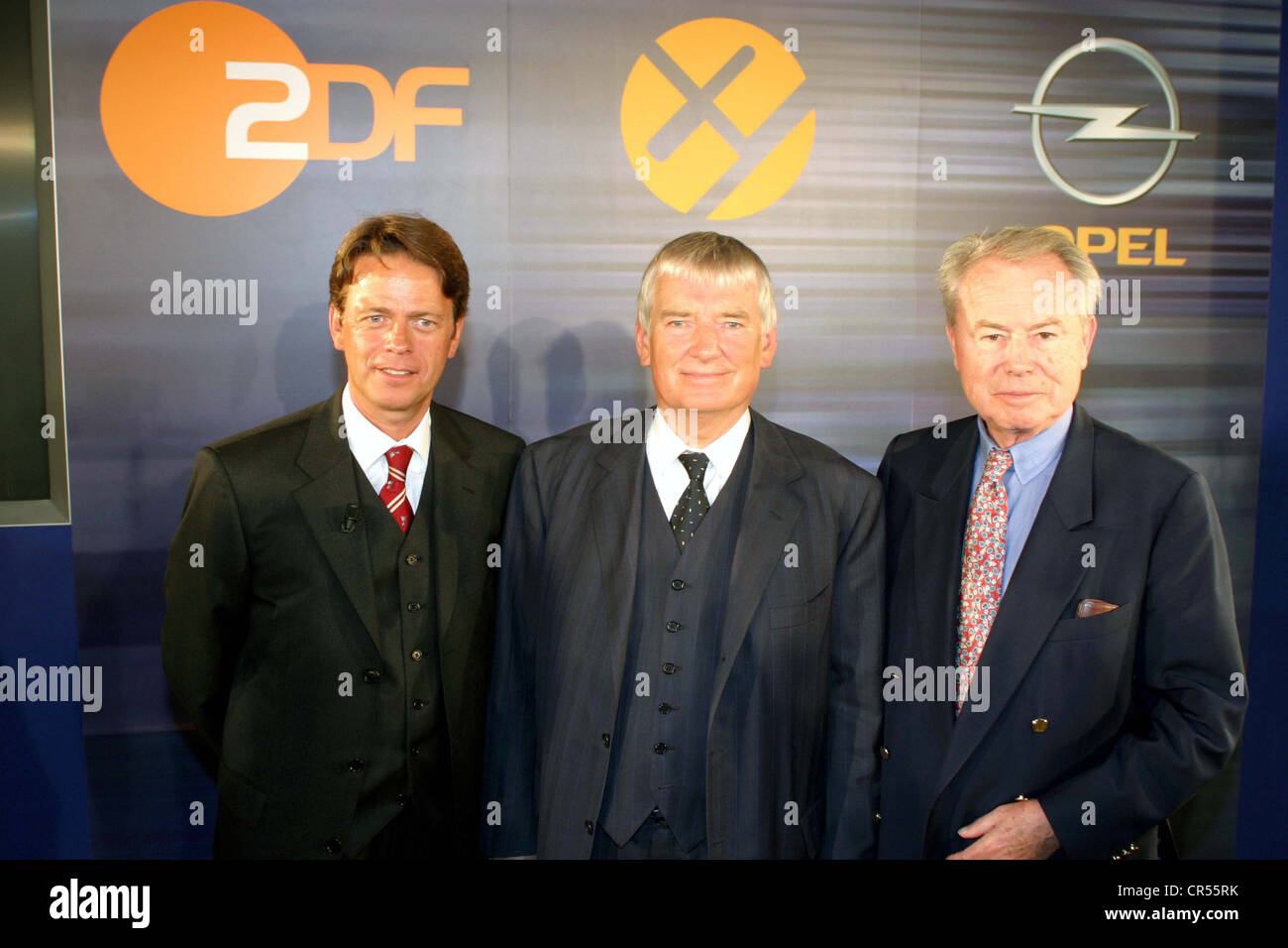 Cerne, Rudi, * 26.9.1958, deutscher Fernsehmoderator, halbe Länge, mit Otto Schilly und Eduard Zimmermann, während einer deutschen Fernsehpreisverleihung, Berlin, Deutschland, 4.9.2003, Stockfoto