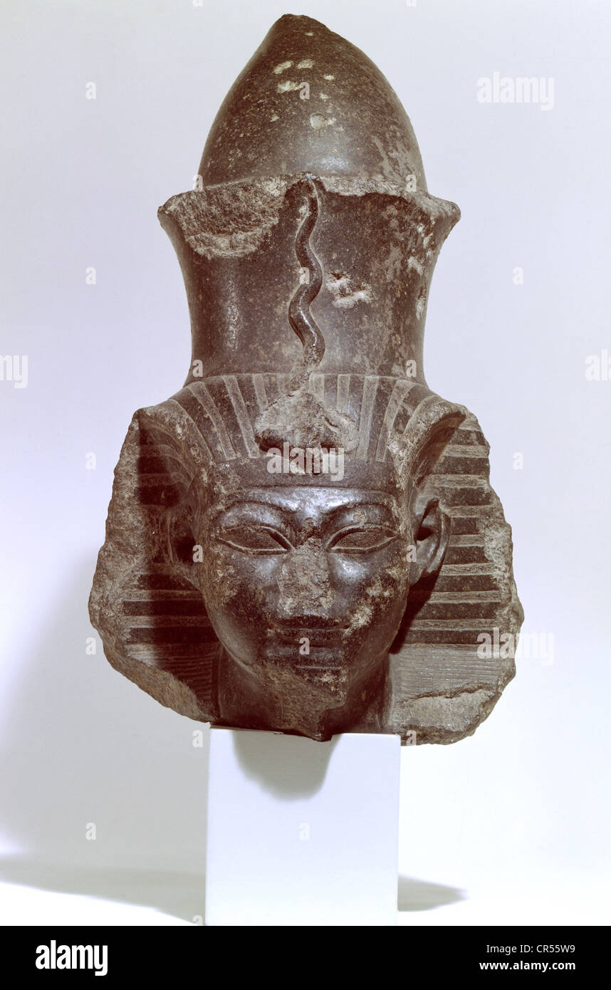 Statue of king amenhotep iii 18th dynasty Fotos und Bildmaterial in