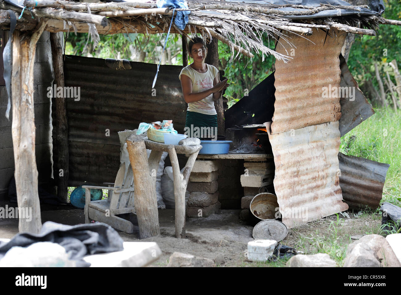 Frau in einer einfachen Küche mit improvisierten Dach, El Angel, Bajo Lempa, El Salvador, Mittelamerika, Lateinamerika Stockfoto