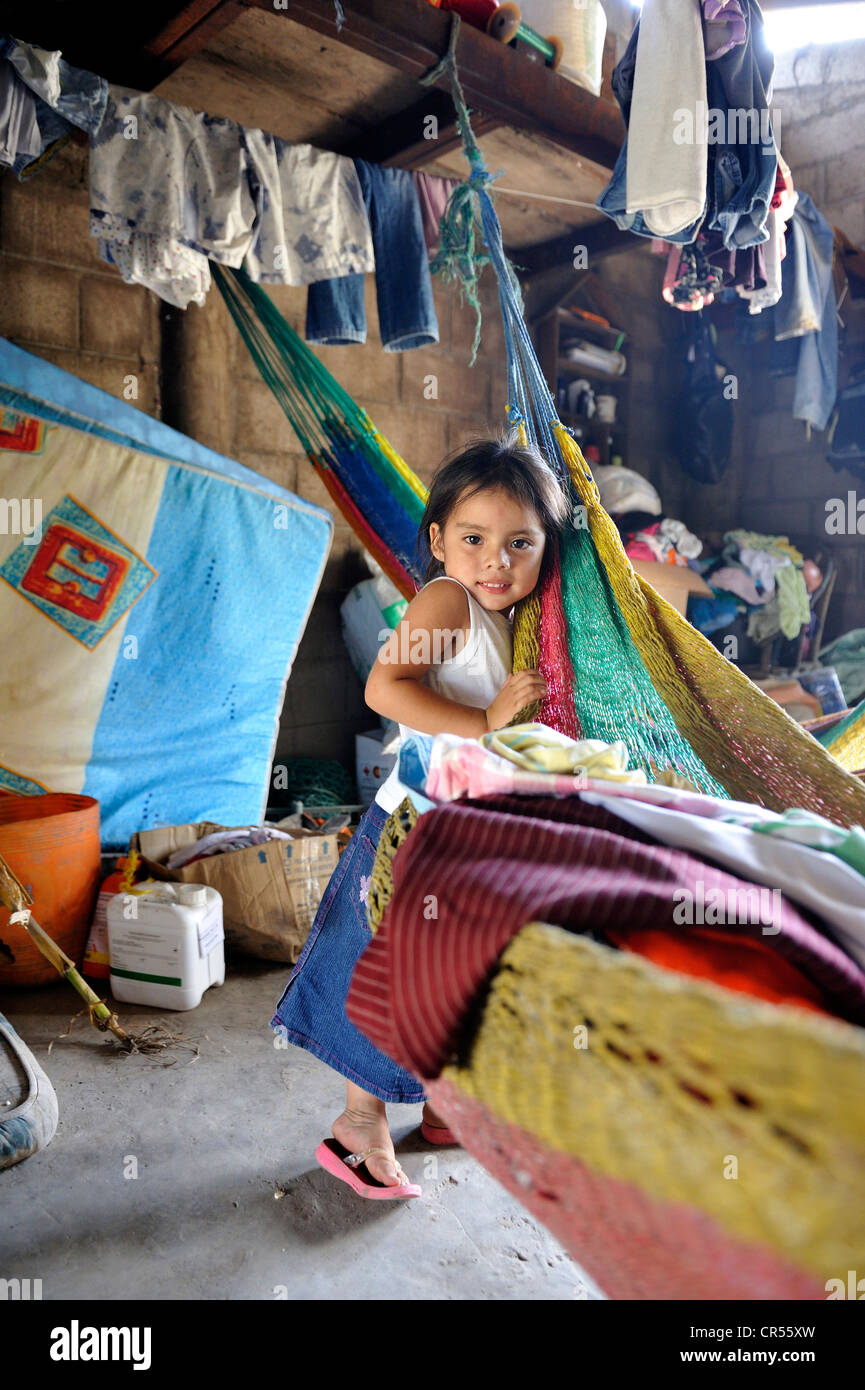 Mädchen stehen in einem einfachen und ungeordnete Haus, El Angel, Bajo Lempa, El Salvador, Mittelamerika, Lateinamerika Stockfoto