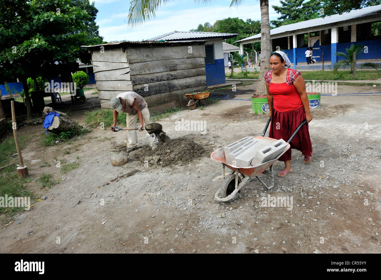 Frau mit einer schweren Schubkarre auf einen Bau Website, Las Mesitas, Jiquilisco, El Salvador, Mittelamerika, Lateinamerika Stockfoto Frau mit einer schweren Schubkarre auf einen Bau Website, Las Mesitas, Jiquilisco, El Salvador, Mittelamerika, Lateinamerika Stockfoto
