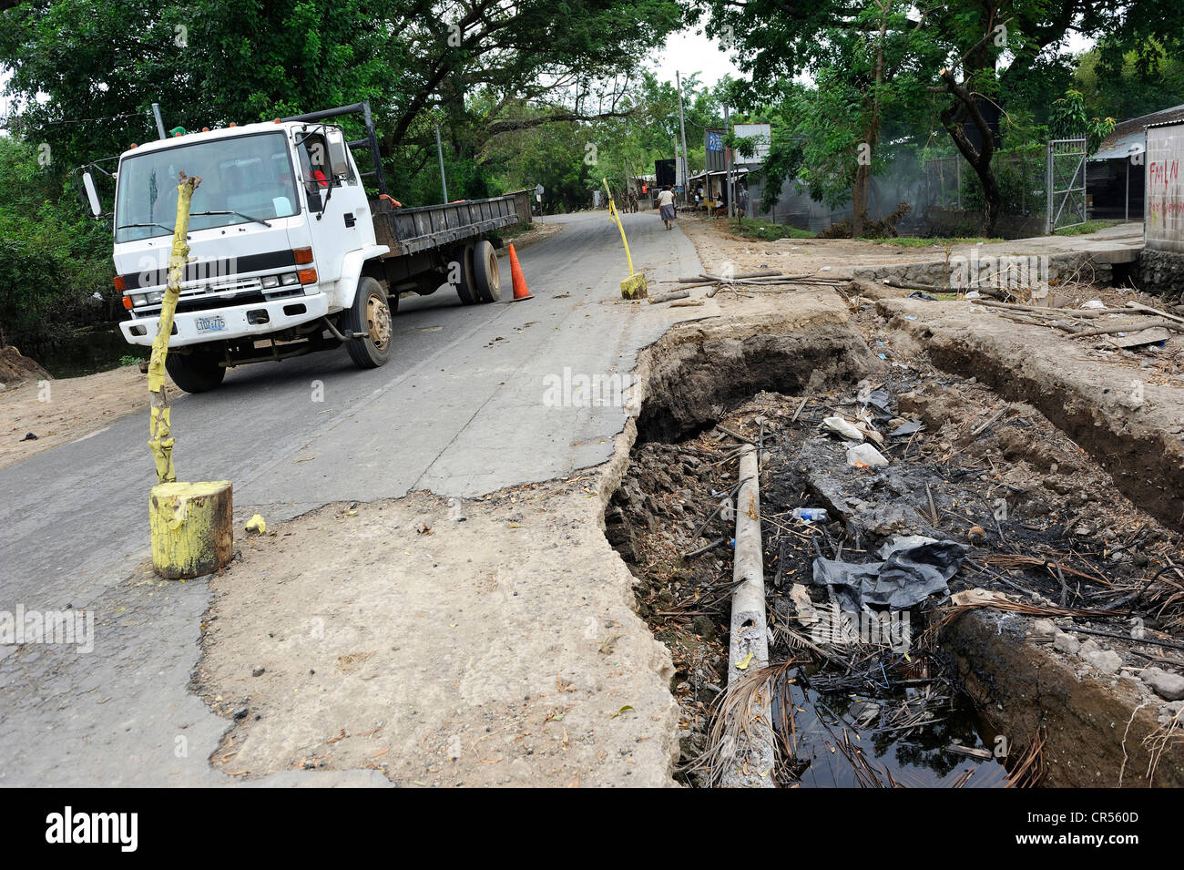 Straße, die während der Flutkatastrophe 2011, El Angel, Jiquilisco, Bajo Lempa, El Salvador, Mittelamerika zerstört wurde Stockfoto Straße, die während der Flutkatastrophe 2011, El Angel, Jiquilisco, Bajo Lempa, El Salvador, Mittelamerika zerstört wurde Stockfoto