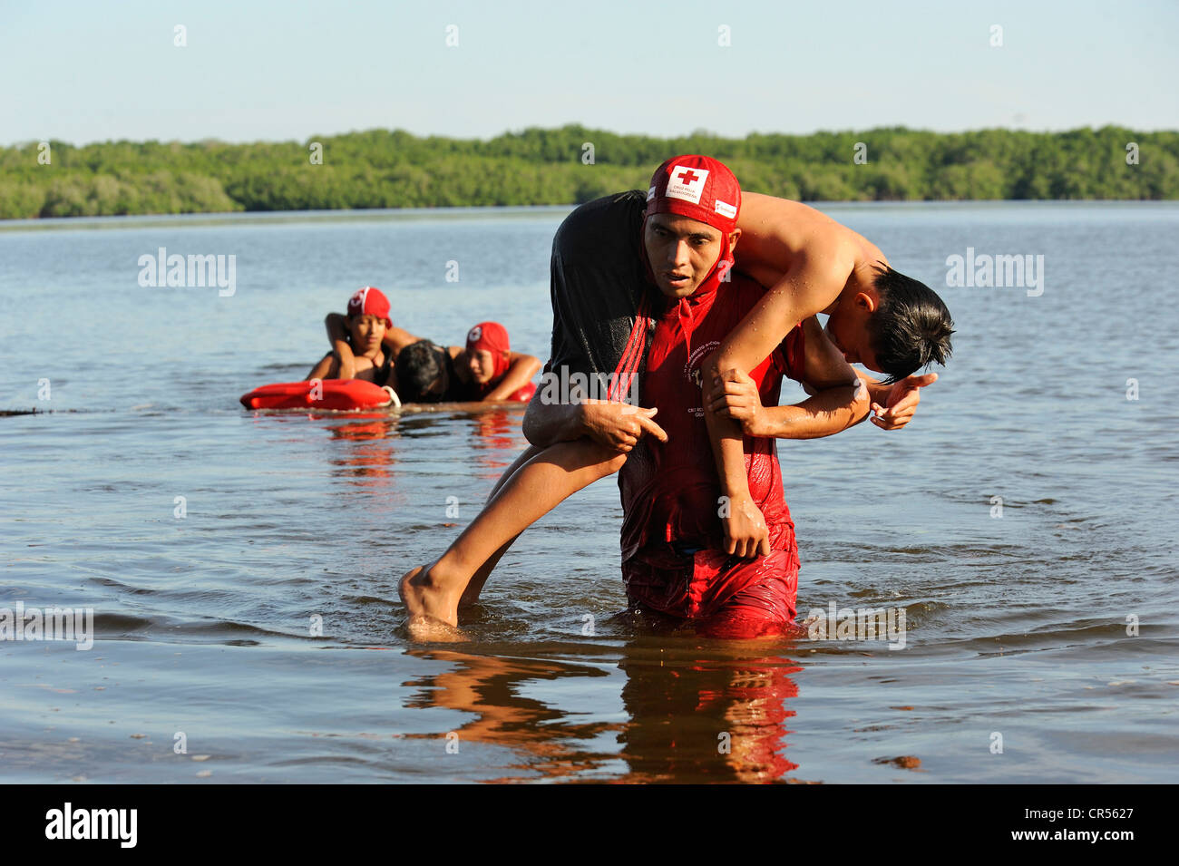 Rotes Kreuz Rettungsschwimmer trainieren in der Bahia de Jiquilisco Bucht, simulierten Rettung einer Person ertrinken, El Salvador ist die Stockfoto