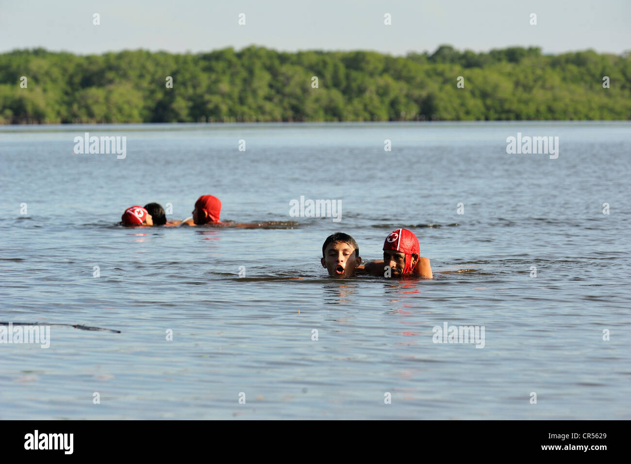 Rotes Kreuz Rettungsschwimmer trainieren in der Bahia de Jiquilisco Bucht, simulierten Rettung einer Person ertrinken, El Salvador ist die Stockfoto