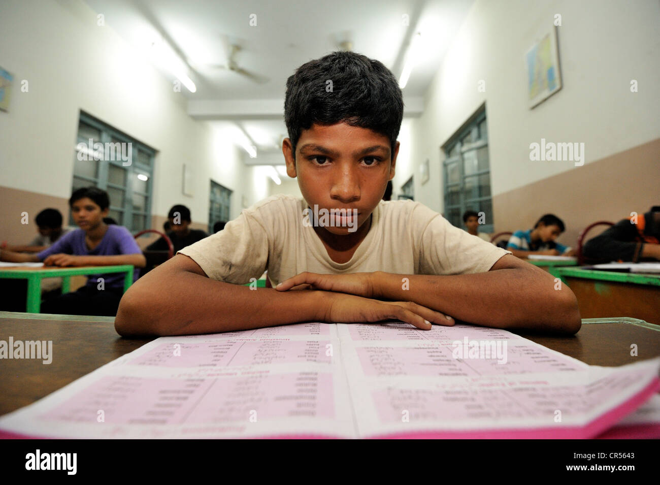 Student über ein Lehrbuch, Schule, Unterricht in eine Mittelschule, Youhanabad, Lahore, Punjab, Pakistan, Asien Stockfoto