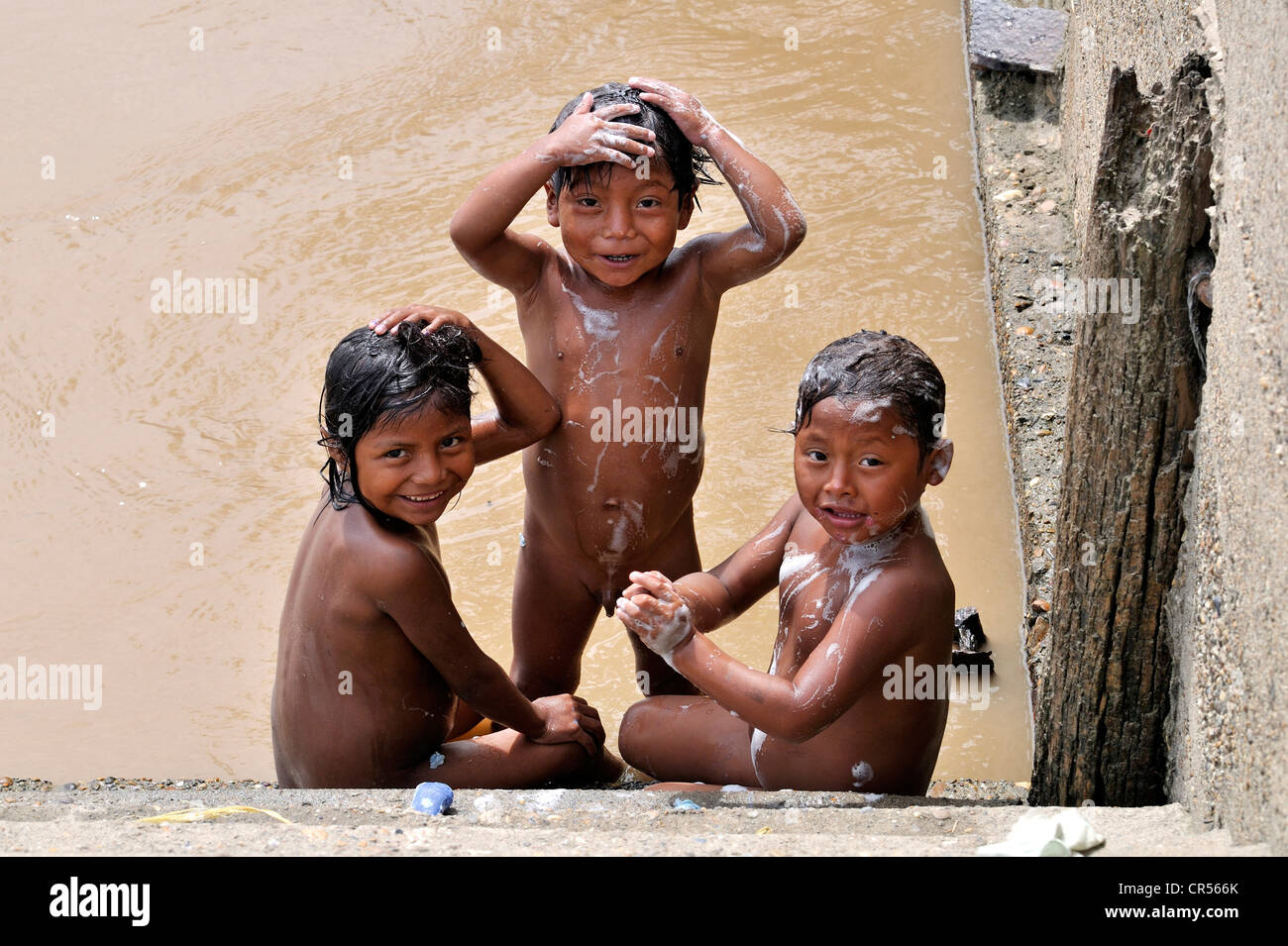 Indigene Kinder sich waschen im Fluss Rio Madalena La Dorada, Kolumbien,  Südamerika Stockfotografie - Alamy