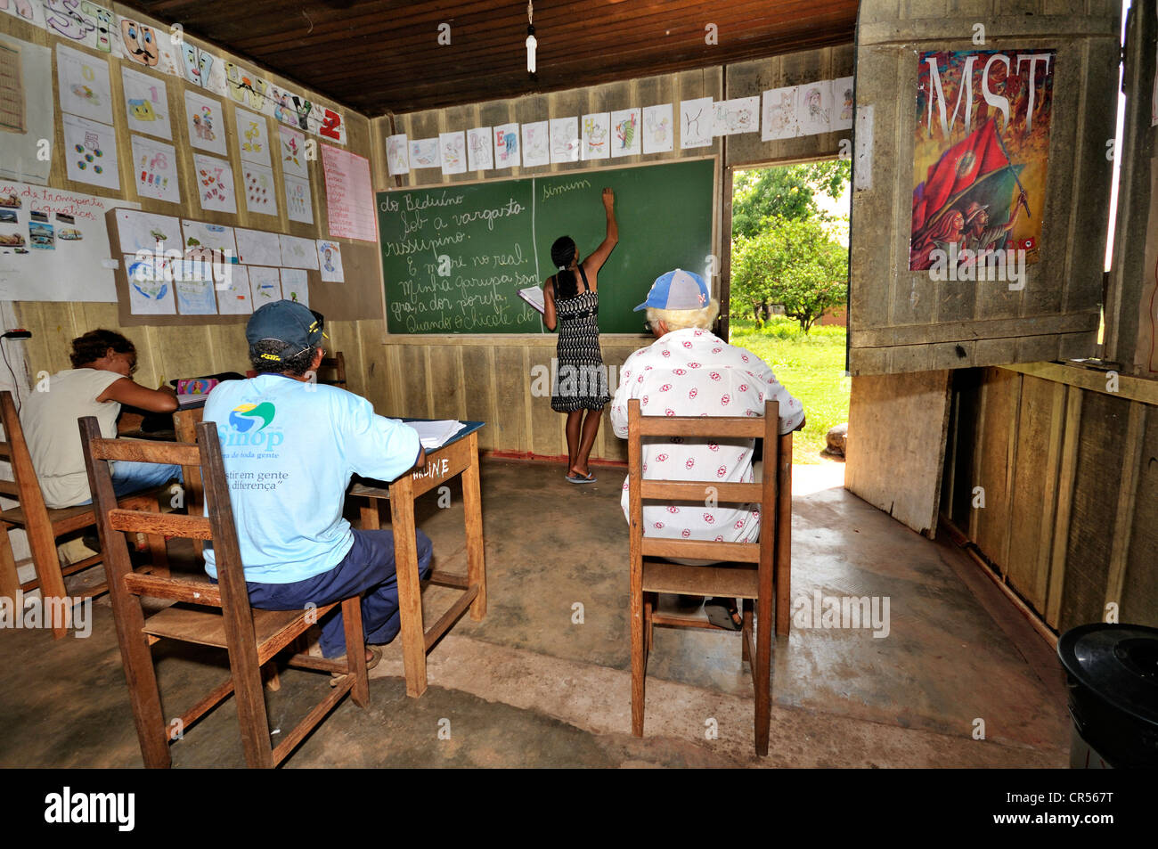 Erwachsenenbildung, Erwachsene Männer lernen, wie man lesen und schreiben in der Dorfschule des Lagers landlosen Acampamento 12 de Otubro, Stockfoto