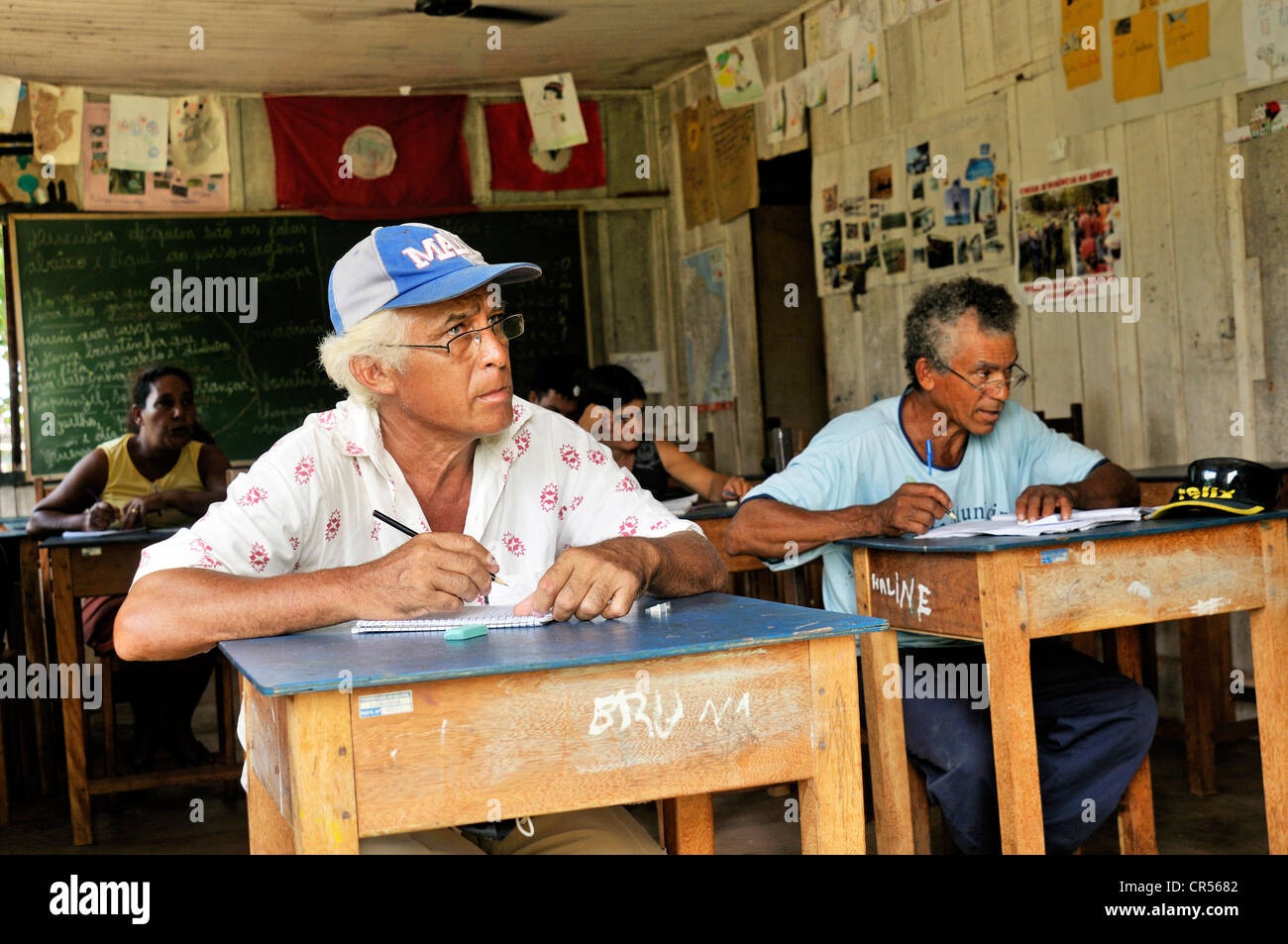 Erwachsenenbildung, Erwachsene Männer lernen, wie man lesen und Schreiben der Dorfschule des Lagers landlosen Acampamento 12 de Otubro, Stockfoto