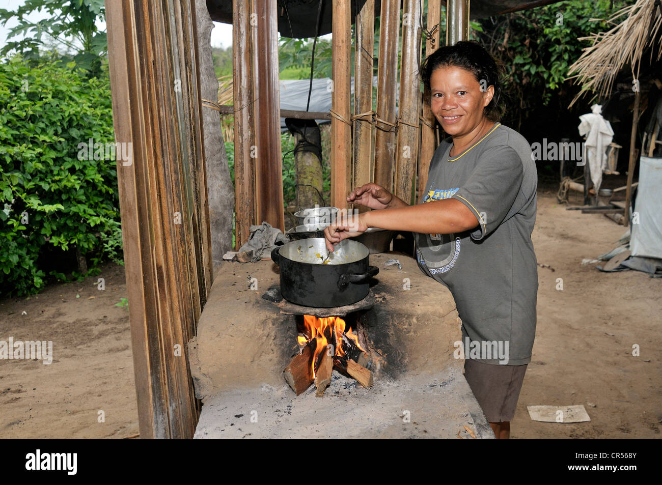 Frau, die Zubereitung von Speisen auf einem einfachen Kamin, Acampamento 12 de Otubro landlosen Camp, Movimento Dos Trabalhadores Rurais sem Terra Stockfoto