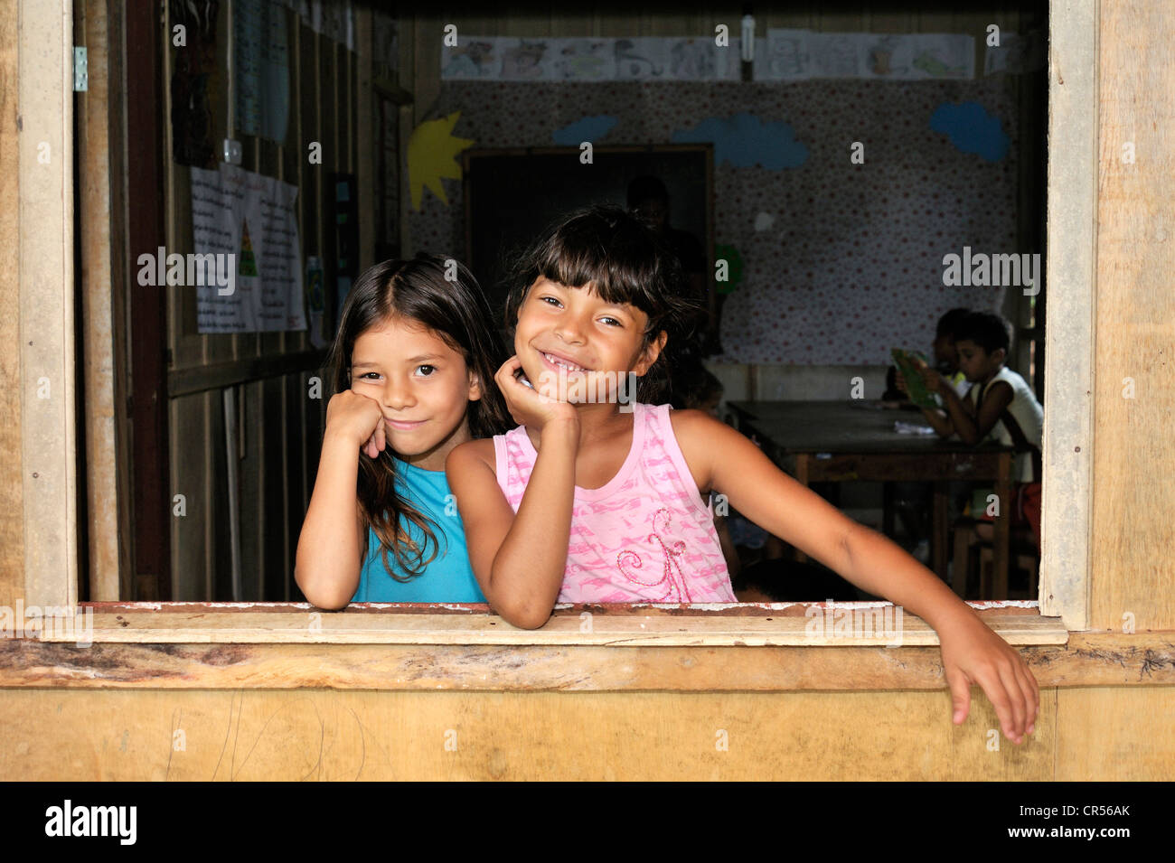 Zwei Mädchen Blick aus dem Fenster einer Schule, Acampamento 12 de Otubro landlosen camp, Movimento Dos Trabalhadores Rurais sem Stockfoto