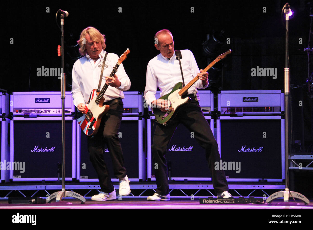 Rick Parfitt, auf der linken Seite, und Francis Rossi mit ihrer Band Status Quo, Freilichtbuehne Junge Garde Freilichtbühne Stockfoto