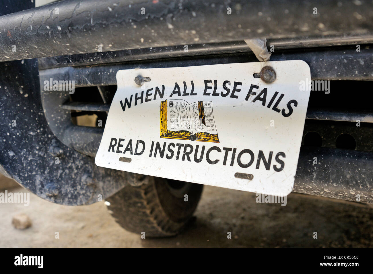 Melden Sie mit Bibel und dem Schriftzug "Wenn alle Stricke reißen - Anweisungen" als ein Nummernschild an einem Auto, Haiti, Karibik Stockfoto