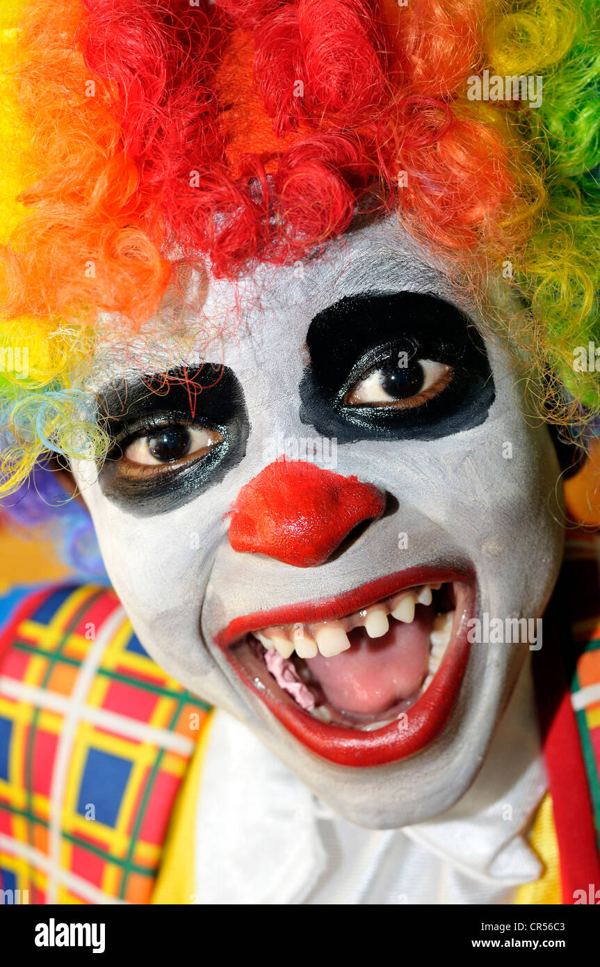 Lachender Junge, gekleidet wie ein Clown, Port-au-Prince, Haiti, Karibik, Mittelamerika Stockfoto