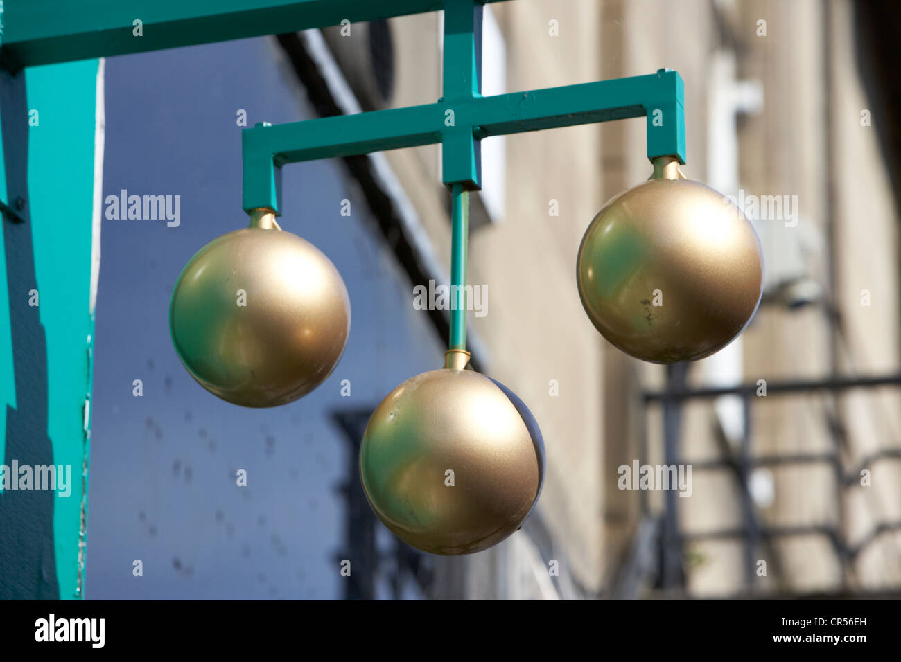 drei goldenen Kugeln Pfandleiher Symbol außerhalb einer Pfandleihe im Vereinigten Königreich Stockfoto