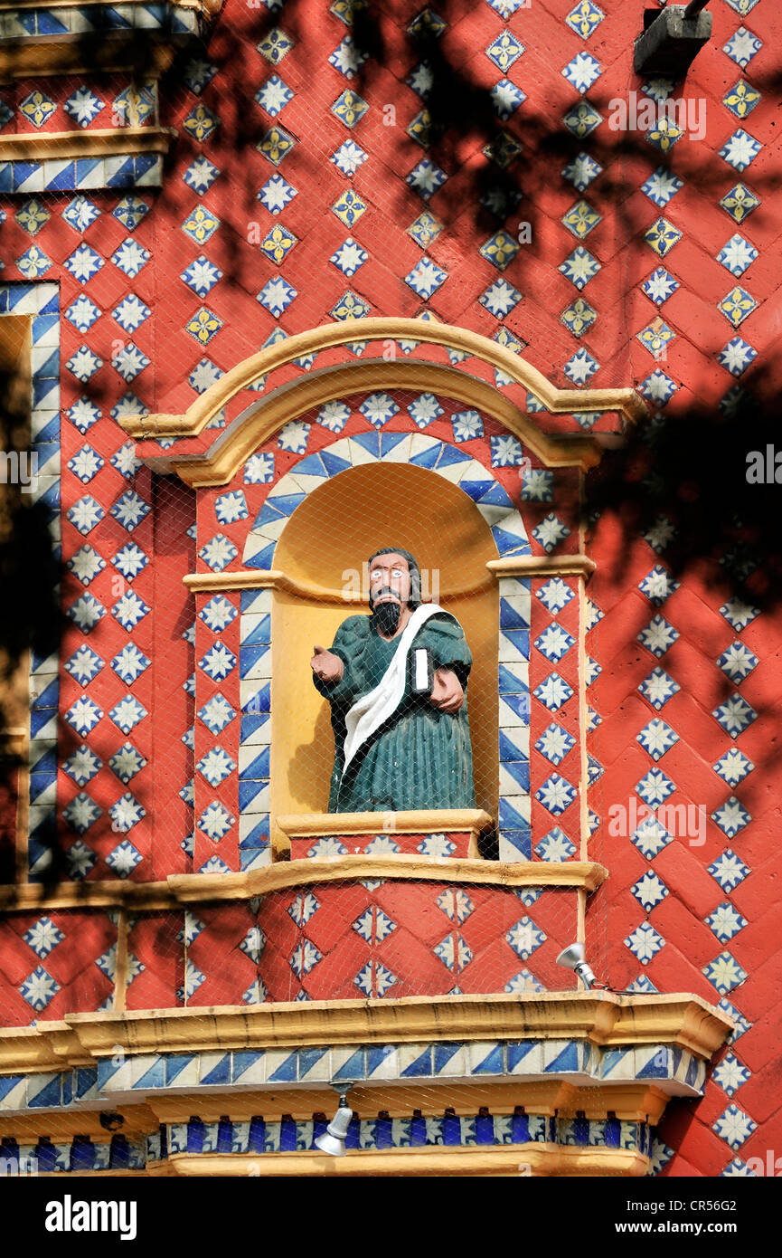 Statue eines Evangelisten mit indigenen Funktionen in der Fassade der Kirche Iglesia Santa Maria de Tonantzintla, Mexiko Stockfoto