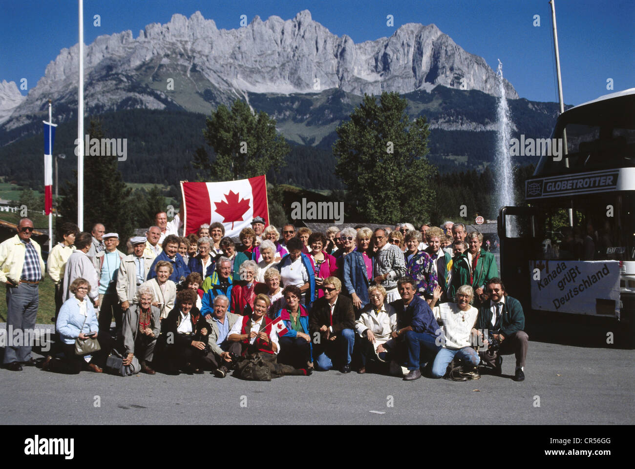 Heino, * 13.12.1938, deutscher Sänger, halbe Länge, Gruppenbild mit Fans, Going, Kitzbühel, Österreich, November 1991, Stockfoto