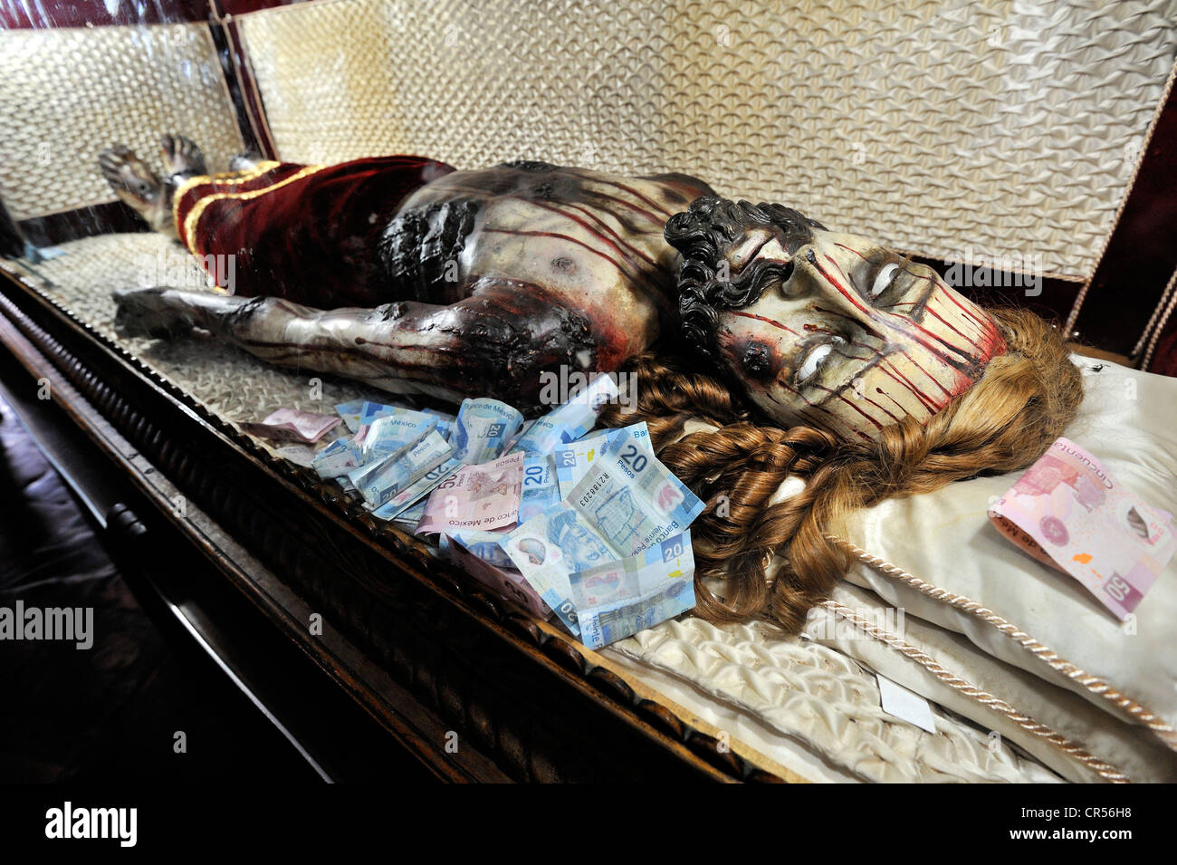 Körper von Jesus mit Banknoten in Kathedrale von Puebla, Puebla, UNESCO World Heritage Site, Mexiko, Lateinamerika, Nordamerika Stockfoto