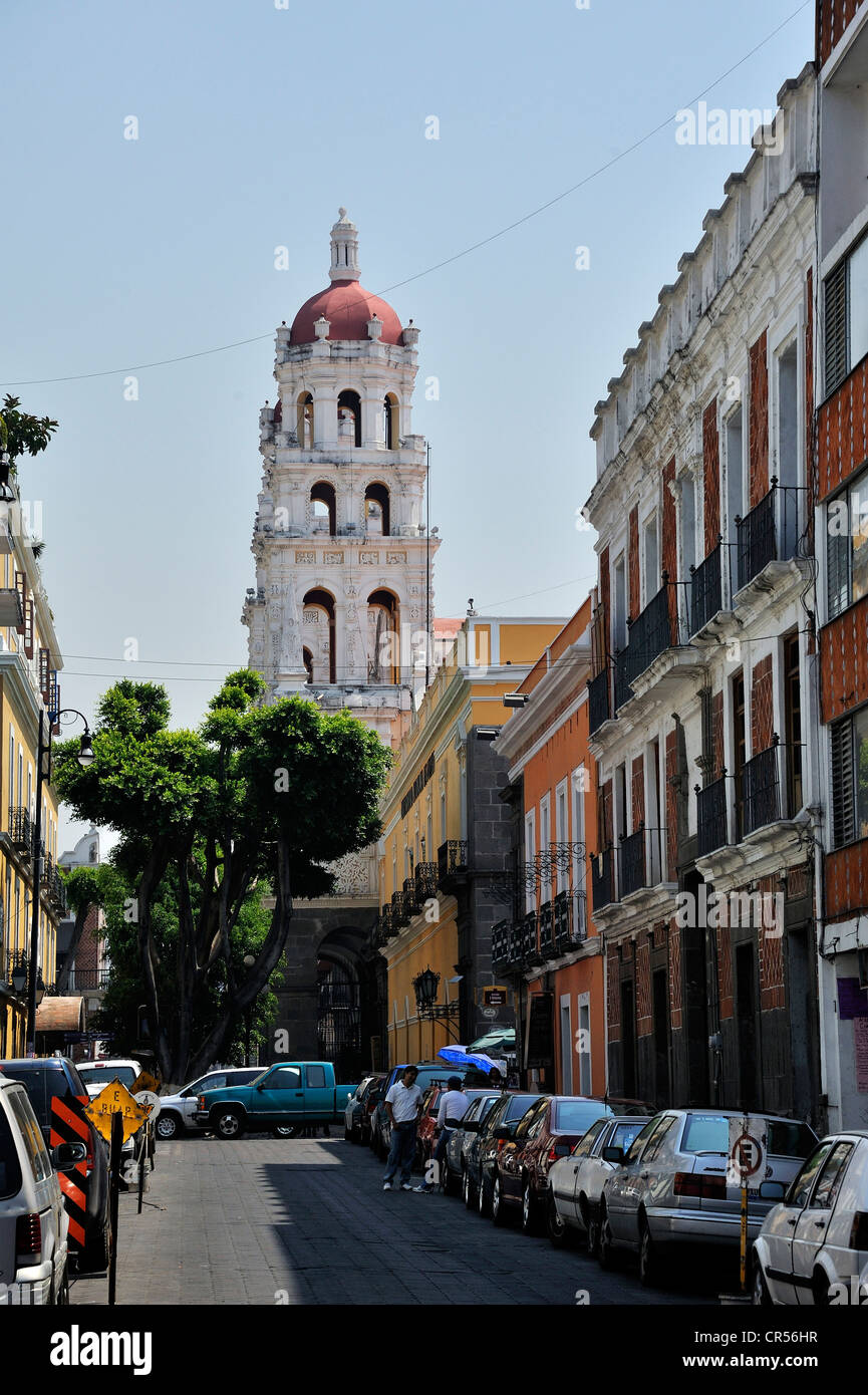 Straße mit Blick auf die Kirche Iglesia La Compania in Puebla, UNESCO World Heritage Site, Mexiko, Lateinamerika, Nordamerika Stockfoto