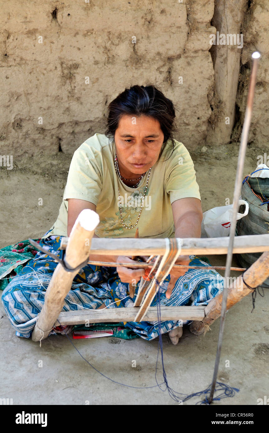 Traditionelle Kunst und Kunsthandwerk, Frau Weben eine Band aus Fasern von Chaguar Pflanzen, Indigene Gemeinde von Santa Maria Stockfoto
