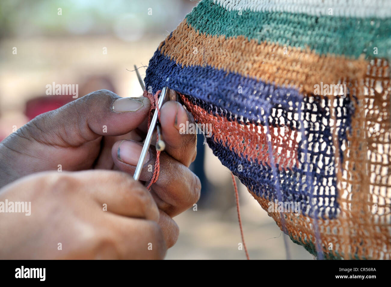 Traditionelle Kunst und Kunsthandwerk, indigene Frau erstellen eine Yica Tasche aus Fasern der Chaguar Pflanzen, Indigene Gemeinde von Santa Stockfoto