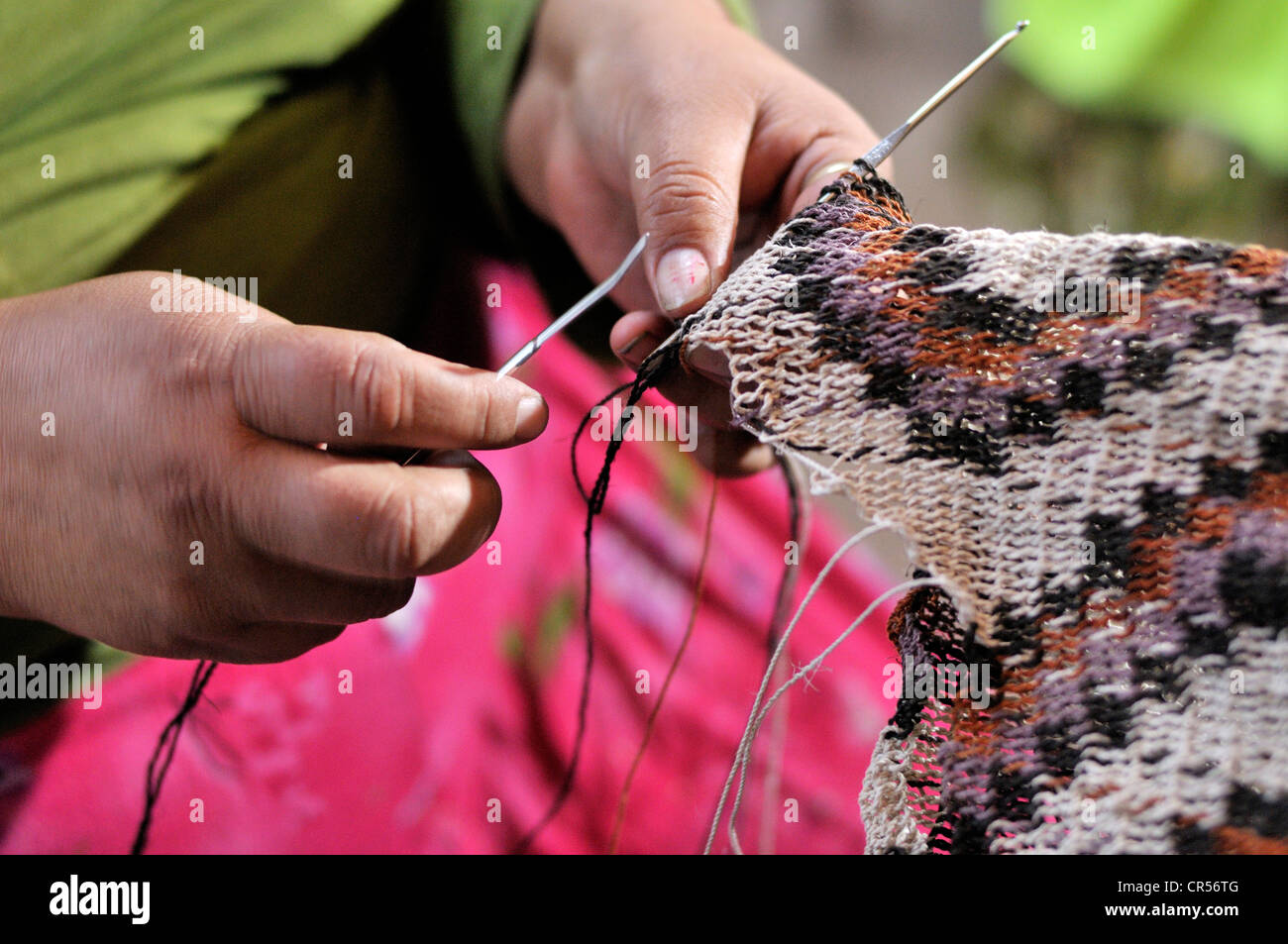 Traditionelle Kunst und Kunsthandwerk, indigene Frau erstellen eine Yica Tasche aus Fasern des Chaguar (Bromelia Hieronymi), einheimischen Pflanzen Stockfoto