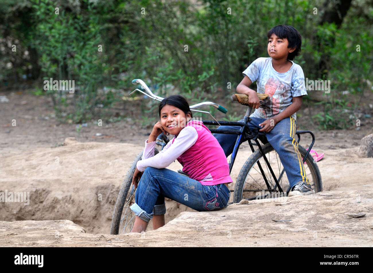 Ein Mädchen und ein Junge mit einem Fahrrad, indigenen Gemeinschaft von La Curvita, genannt Hothaj in der Sprache der Wichi-Indianer Stockfoto