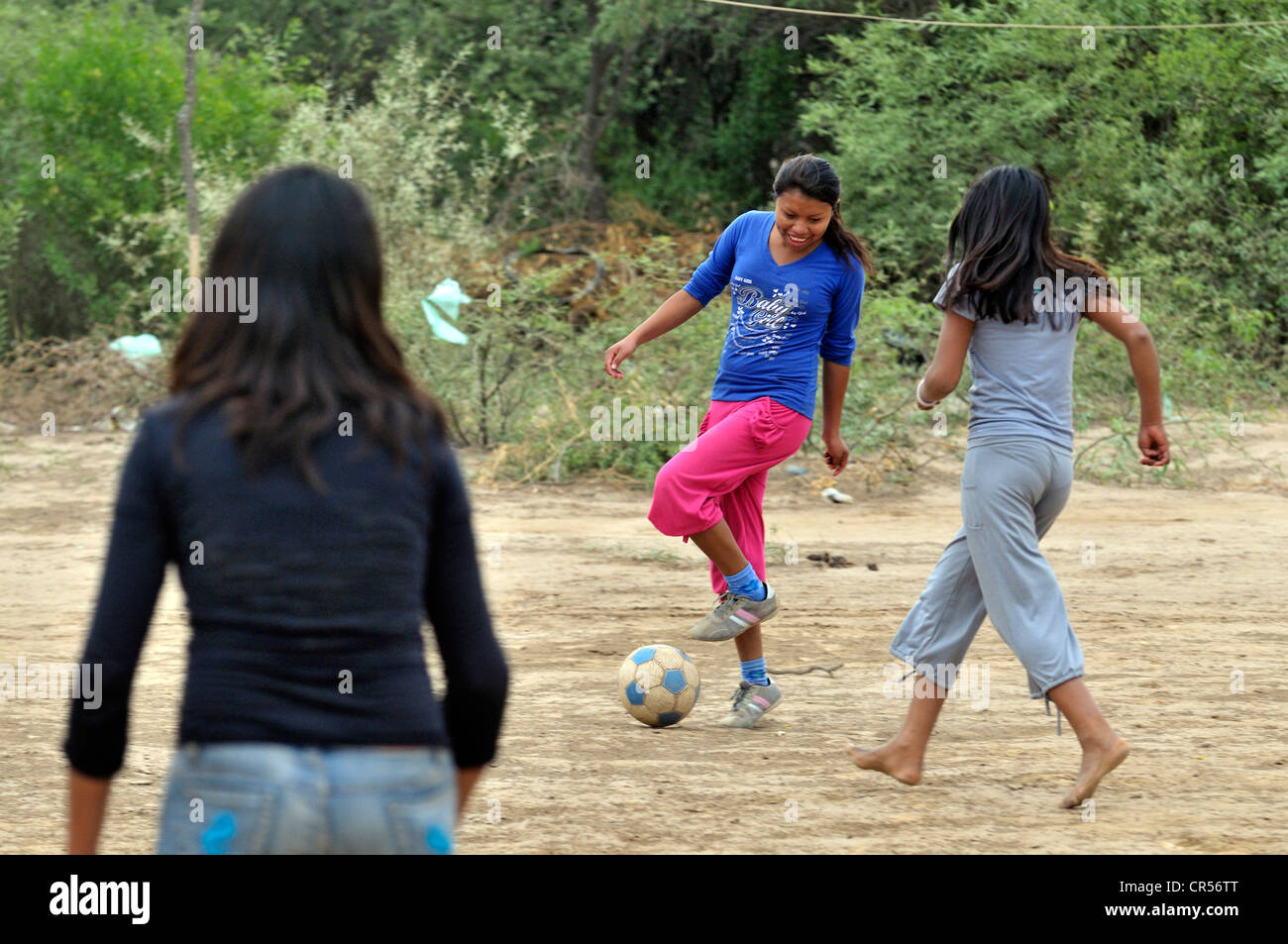 Frauen Fußball-Team in der indigenen Gemeinde von La Curvita, genannt Hothaj in der Sprache der Wichi-Indianer Stockfoto