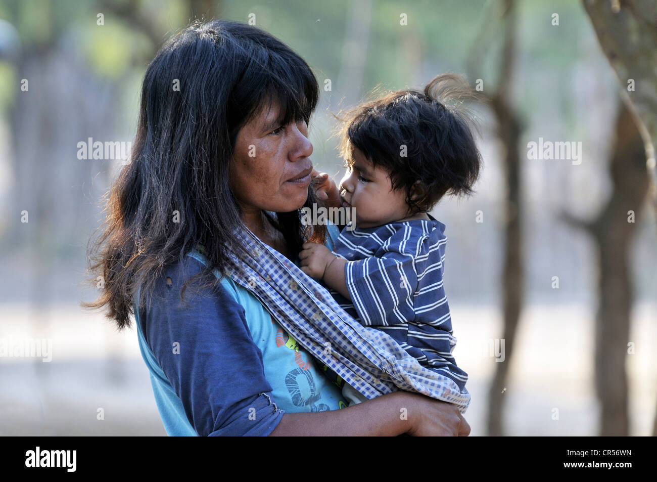 Indigene Mutter und Kind, indigenen Gemeinschaft von Zapota, Gran Chaco, Salta, Argentinien, Südamerika Stockfoto