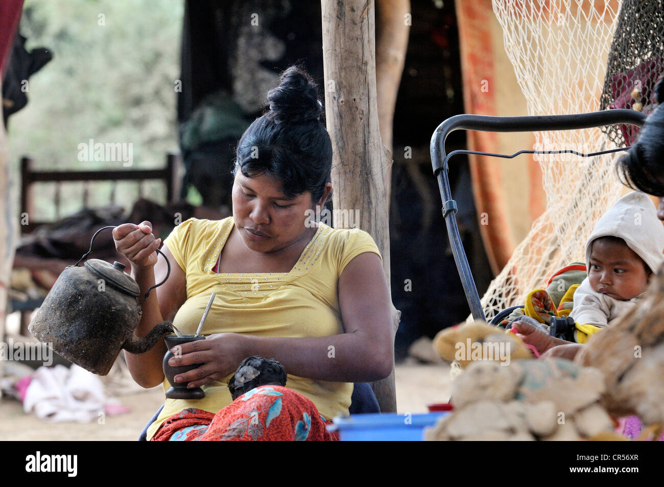 Indigene Frau, 28 Jahre, Gießen Mate-Tee, die argentinischen nationalen trinken, indigenen Gemeinschaft von La Curvita, in der Sprache Stockfoto