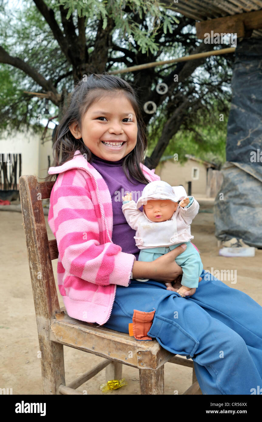 Mädchen, 6 Jahre, mit Puppe, indigenen Gemeinschaft von La Curvita, in der Sprache der Wichi-Indianer: Hothaj, Gran Chaco, Stockfoto