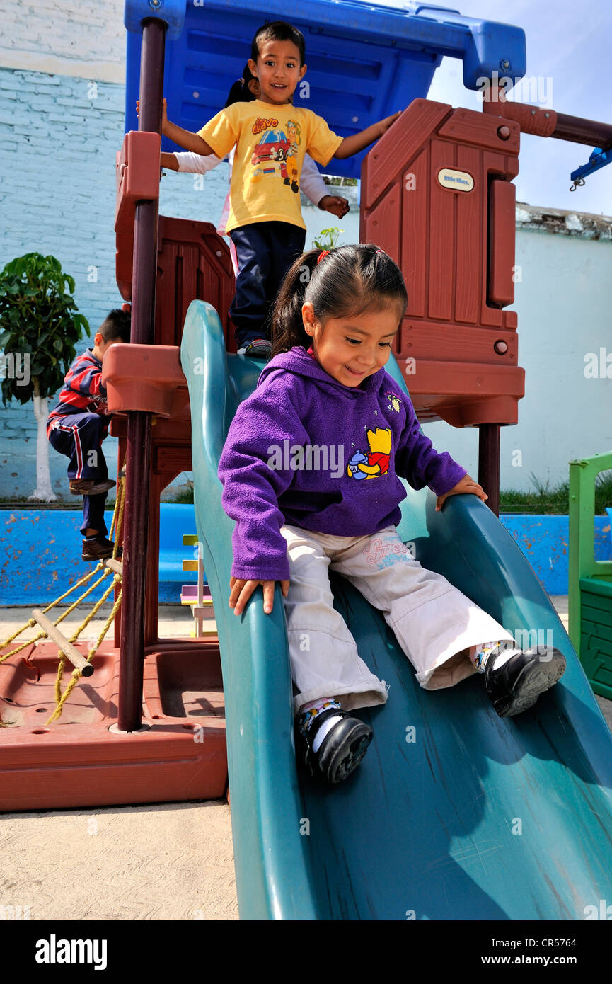 Mädchen auf einem Spielplatz Rutsche, Queretaro, Mexiko, Nordamerika, Lateinamerika Stockfoto
