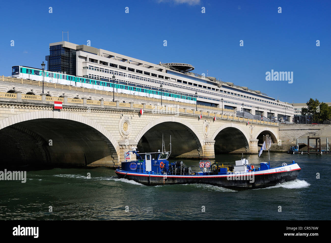 Frankreich, Paris, der Pont de Bercy, der Skytrain und Ministerium für Wirtschaft und Finanzen von den Architekten Paul Chemetov und Borja Stockfoto