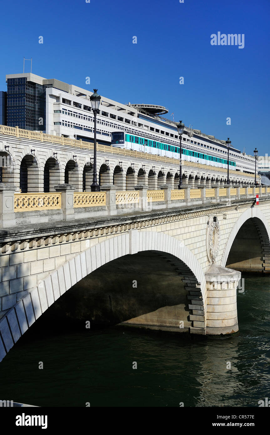 Frankreich, Paris, der Pont de Bercy, der Skytrain und Ministerium für Wirtschaft und Finanzen von den Architekten Paul Chemetov und Borja Stockfoto