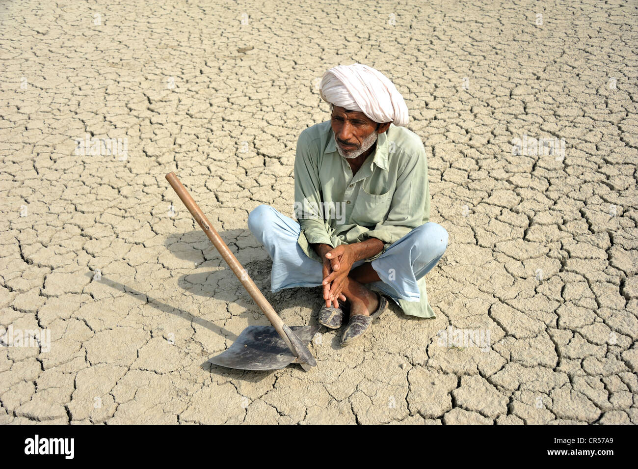 Landwirt sitzen auf getrocknete Lehmboden, Basti Lehar Walla Dorf, Punjab, Pakistan, Asien Stockfoto