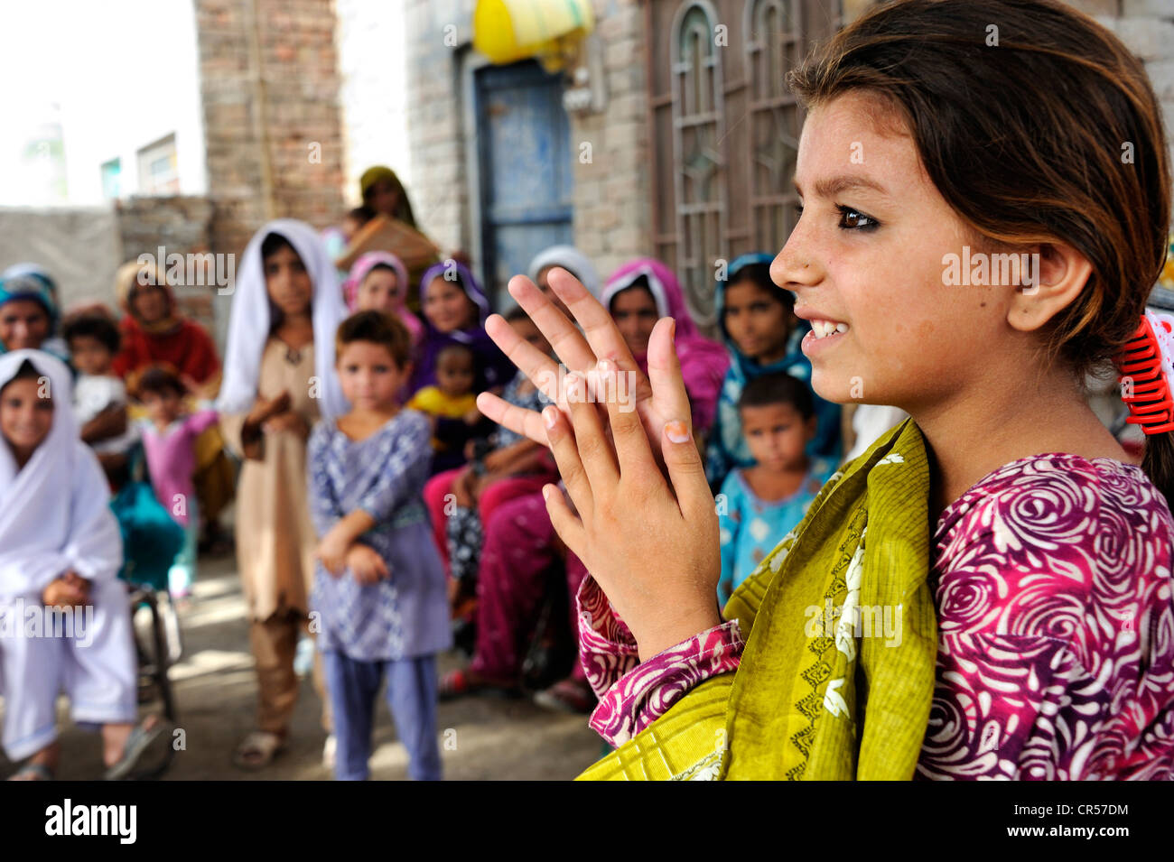 Mädchen, die Teilnahme an einem Hygiene-Kampagne, Anweisungen zum Händewaschen, Lashari Wala Dorf, Punjab, Pakistan, Asien Stockfoto