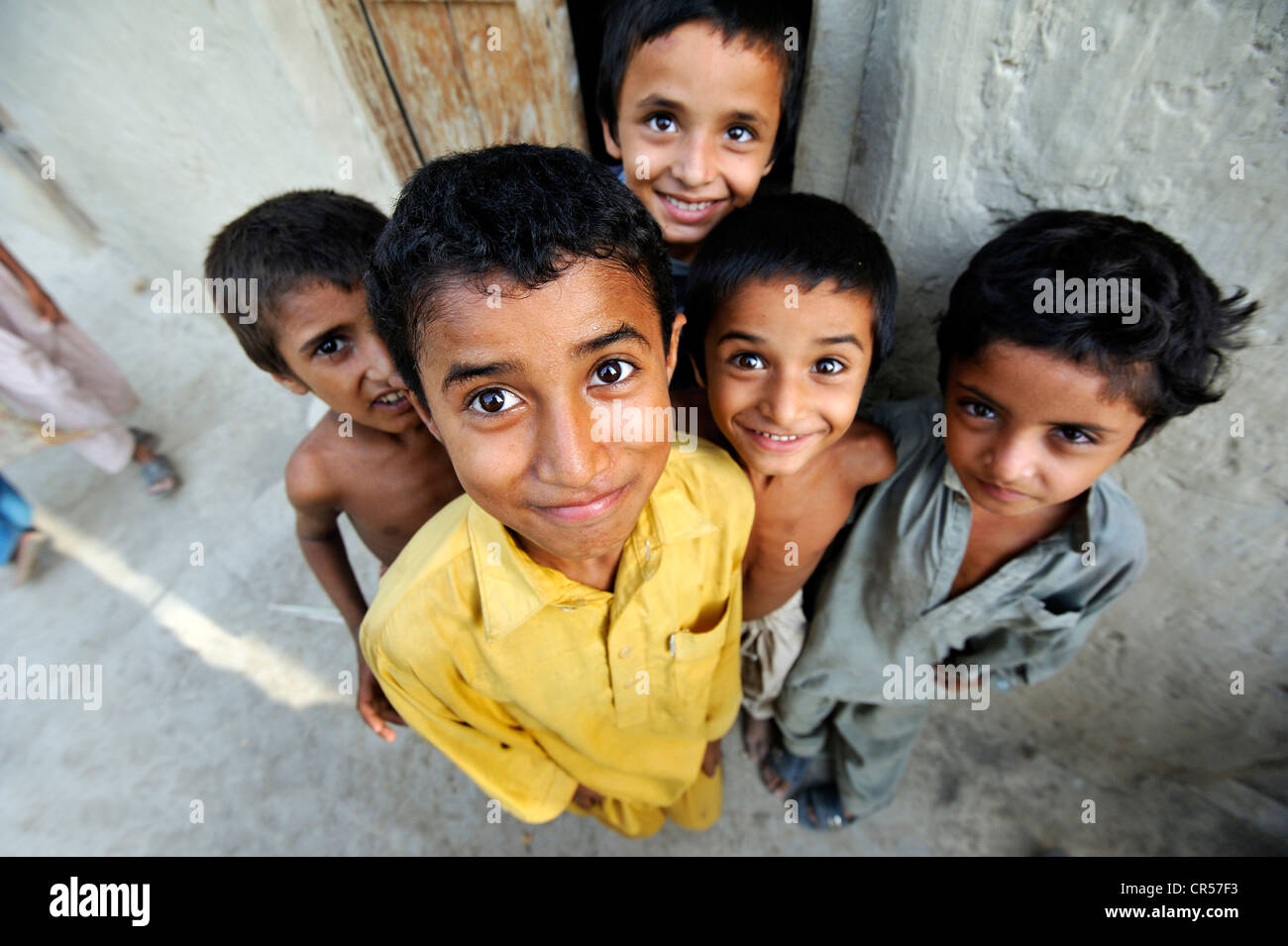 Jungen im Dorf von Moza Sabgogat in der Nähe von Muzaffaragarh, Punjab, Pakistan, Asien Stockfoto