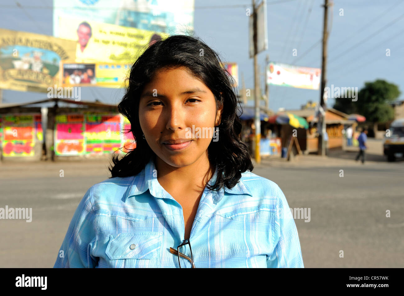 Porträt einer jungen Frau mit indigenen Features, Pachacamac, Lima, Peru, Südamerika Stockfoto
