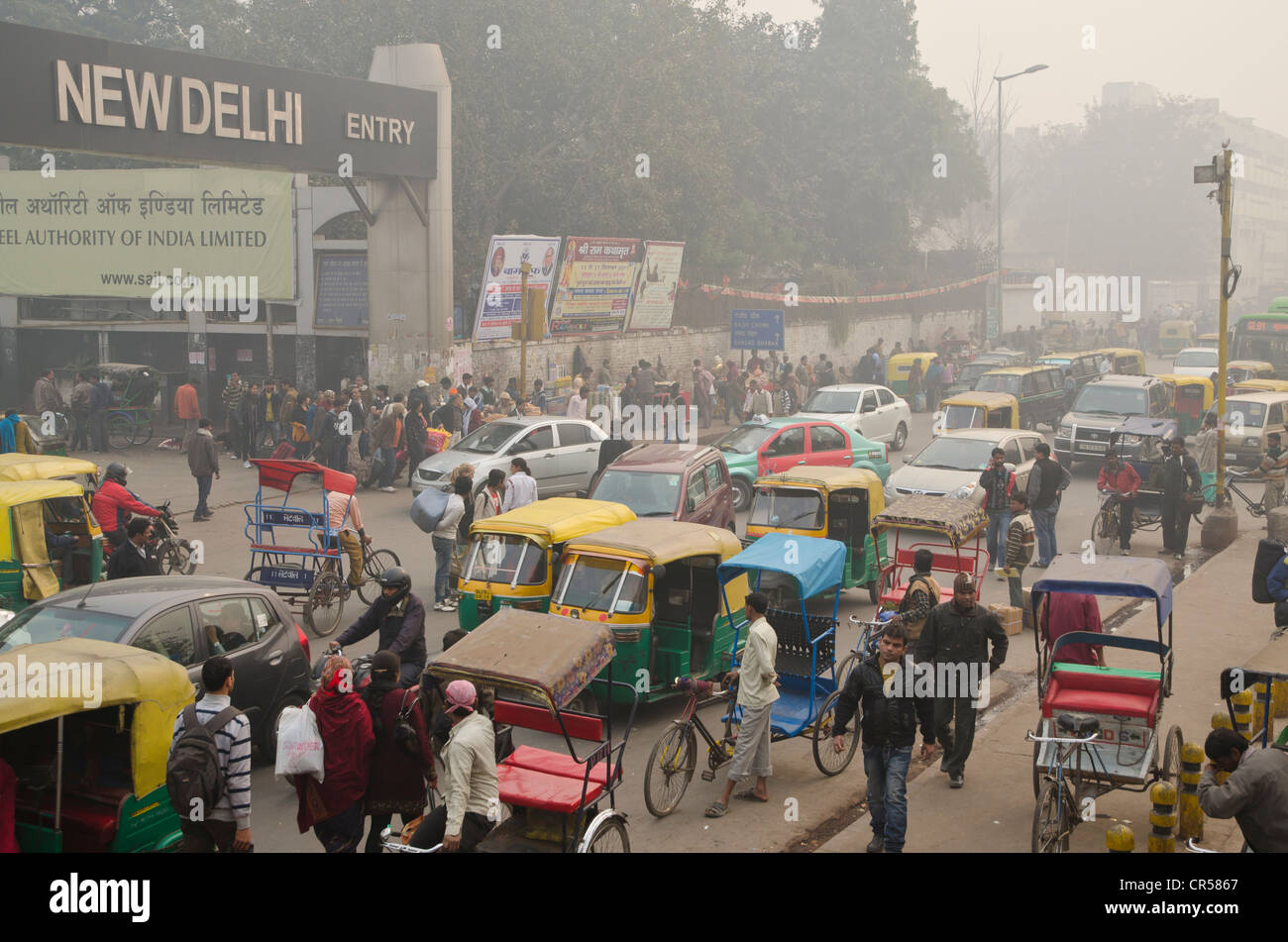 Chaotisch Straßenszene vor New Delhi Railway Station, New Delhi, Indien, Asien Stockfoto