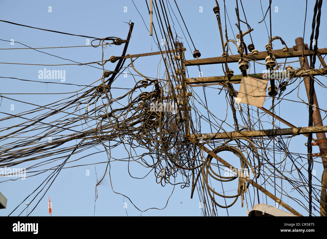 Chaotische elektrische Stromversorgung in Allahabad, Uttar Pradesh, Indien, Asien Stockfoto