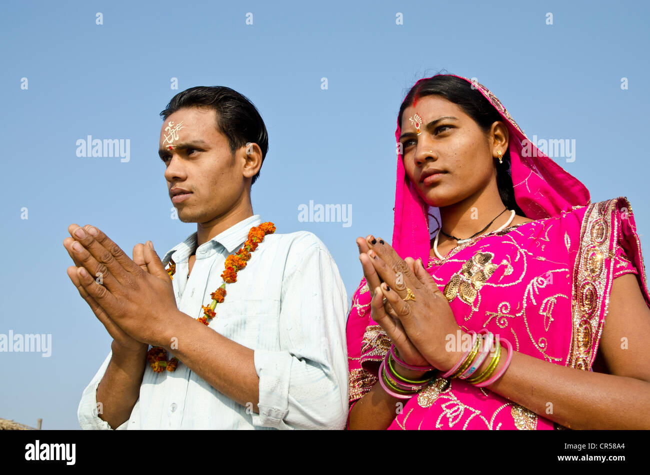 Pilger beten an Sangam, dem Zusammenfluss von den heiligen Flüssen Ganges und Yamuna Saraswati, in Indien, Asien Stockfoto