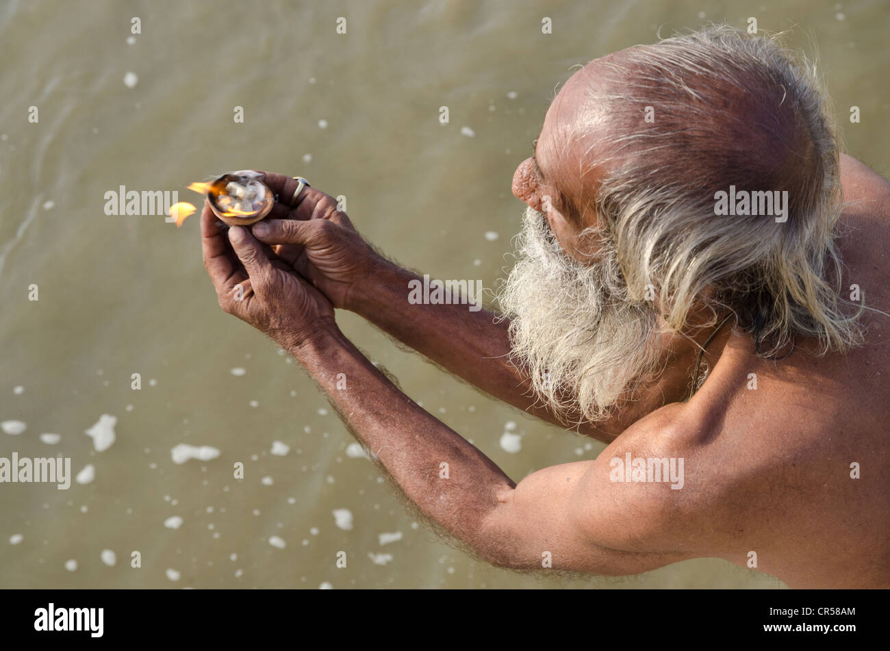 Pilger beten an Sangam, dem Zusammenfluss von den heiligen Flüssen Ganges und Yamuna Saraswati, in Indien, Asien Stockfoto