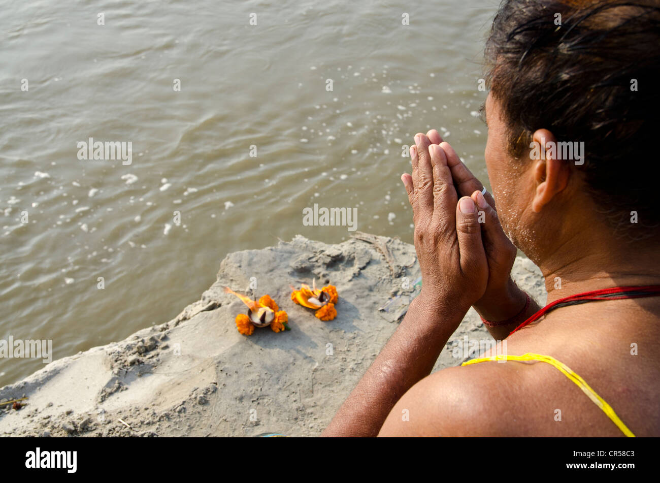 Pilger, die meditieren an Sangam, dem Zusammenfluss von den heiligen Flüssen Ganges und Yamuna Saraswati, in Indien, Asien Stockfoto