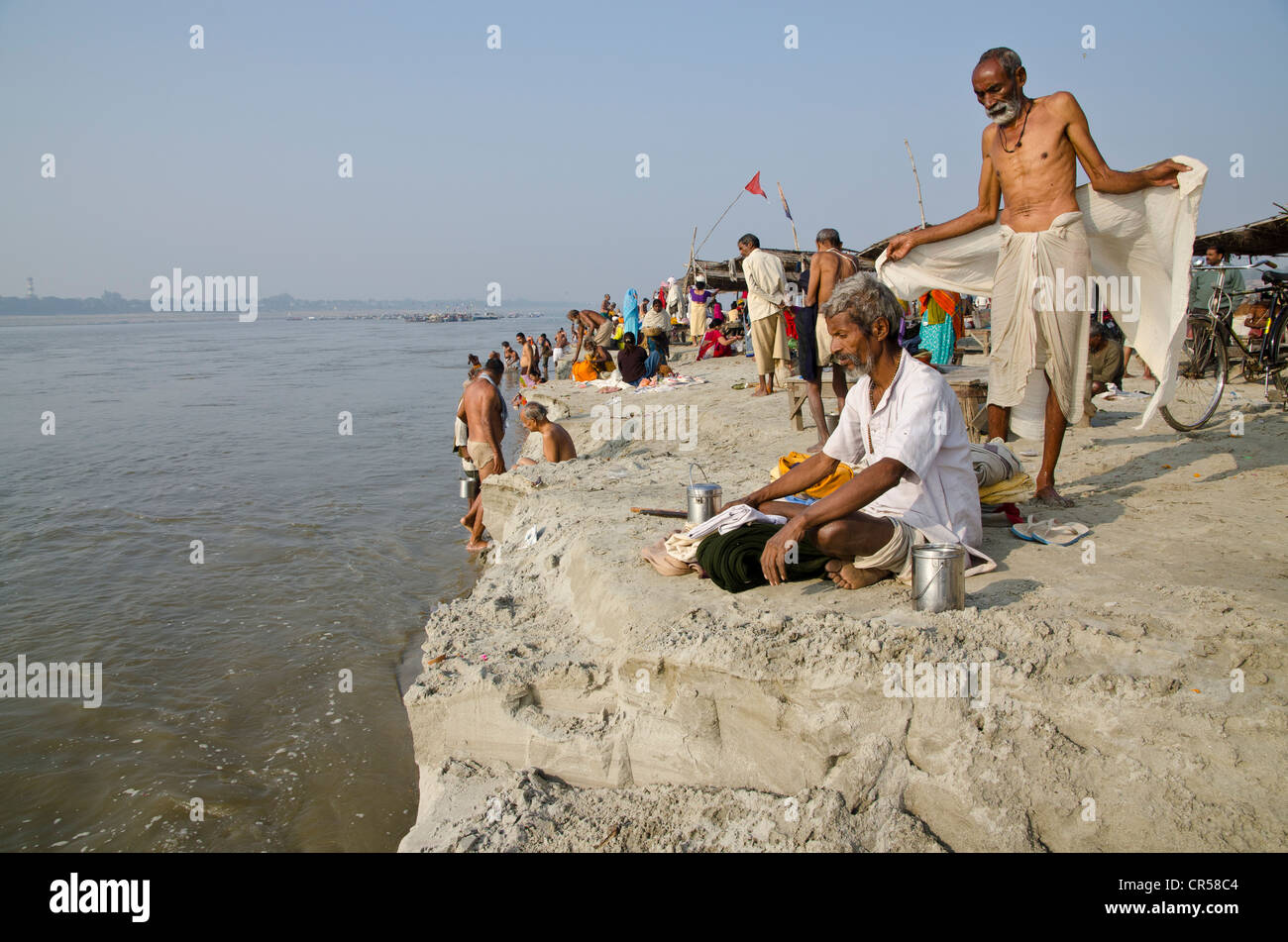 Sangam, Zusammenfluss von den heiligen Flüssen Ganges und Yamuna Saraswati, in Allahabad, besetzt mit Pilgern, Indien, Asien Stockfoto