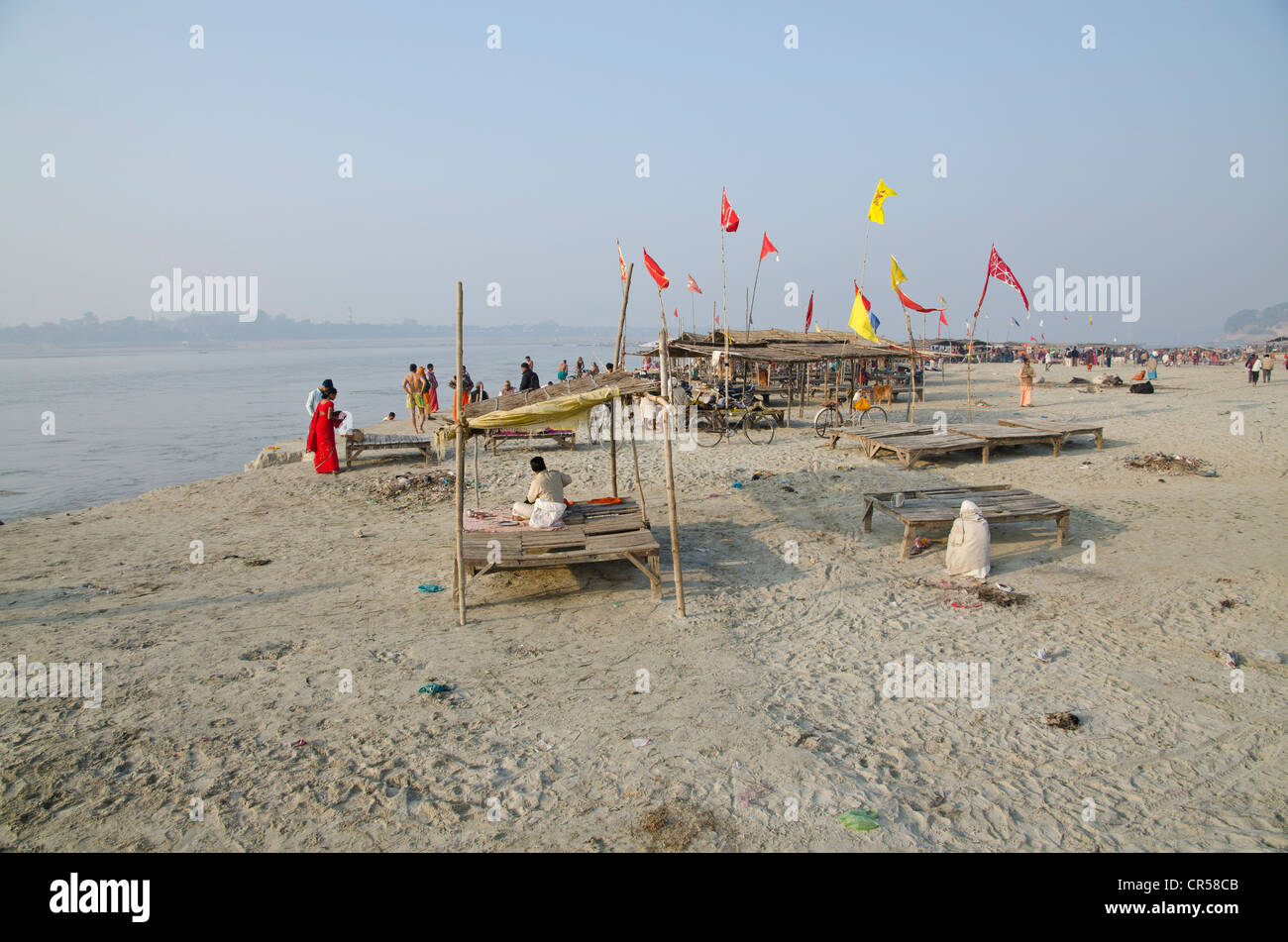 Sangam, Zusammenfluss von den heiligen Flüssen Ganges und Yamuna Saraswati, in Allahabad, besetzt mit Pilgern, Indien, Asien Stockfoto