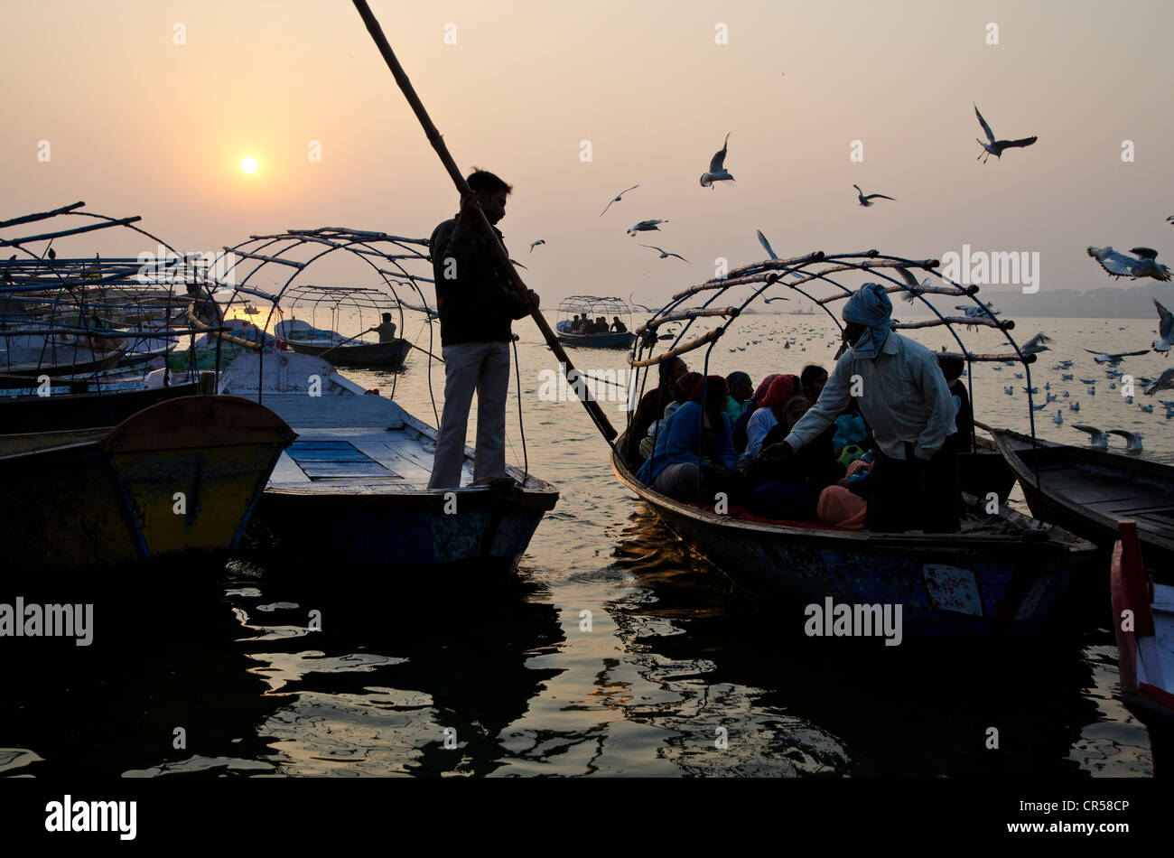Schiffe mit Pilgern am Sangam, dem Zusammenfluss der heiligen Flüsse Ganges und Yamuna Saraswati, in Indien, Asien Stockfoto