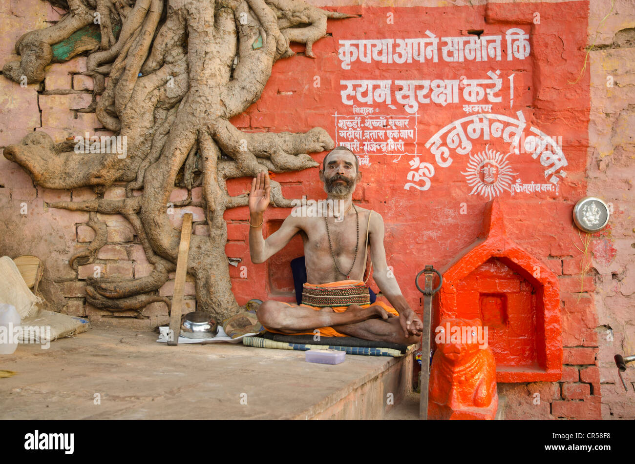 Sadhu, heiliger Mann, sitzen, Gruß an den Ghats von Varanasi, Uttar Pradesh, Indien, Asien Stockfoto